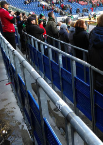 Momentaufnahme um 15:28 Uhr: Auch kurz vor Anpfiff waren viele Besucher - wie hier in der Nordkurve- noch nicht im Stadion.