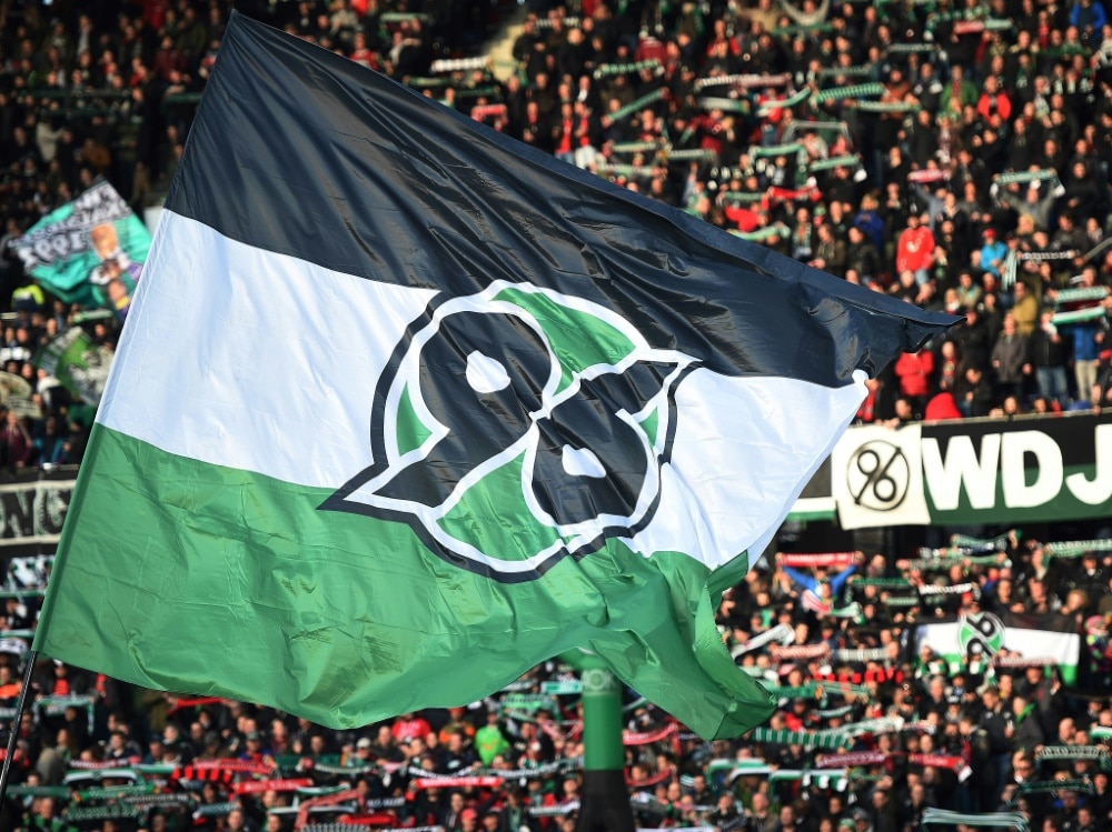 Hannover-Fans verletzen sich bei Platzsturm (Photo by PIXATHLON/PIXATHLON/SID/)