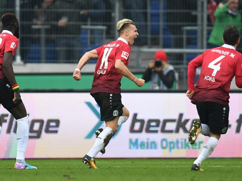 Felix Klaus jubelt nach seinem Tor gegen Dortmund (Photo by AFP/SID/PATRIK STOLLARZ)