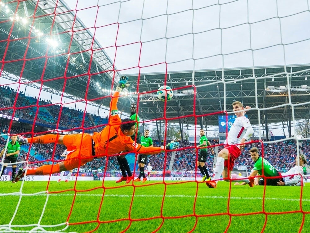 Timo Werner (r.) trifft – Leipzig dreht das Spiel (Photo by AFP/SID/ROBERT MICHAEL)