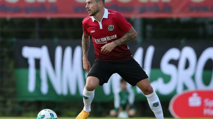 Bleibt auch unter Kocak 96-Kapitän: Marvin Bakalorz (Photo by FIRO/FIRO/SID/)