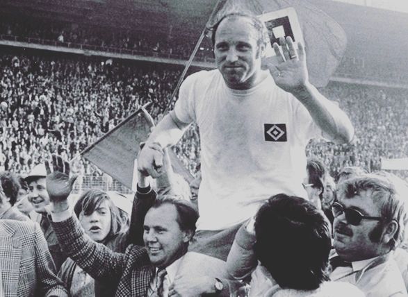 Ganz Fußball -Deutschland hält den Atem an, RIP Uwe #Seeler. Unsere Gedanken sind bei seiner Familien und  seinen Freunden