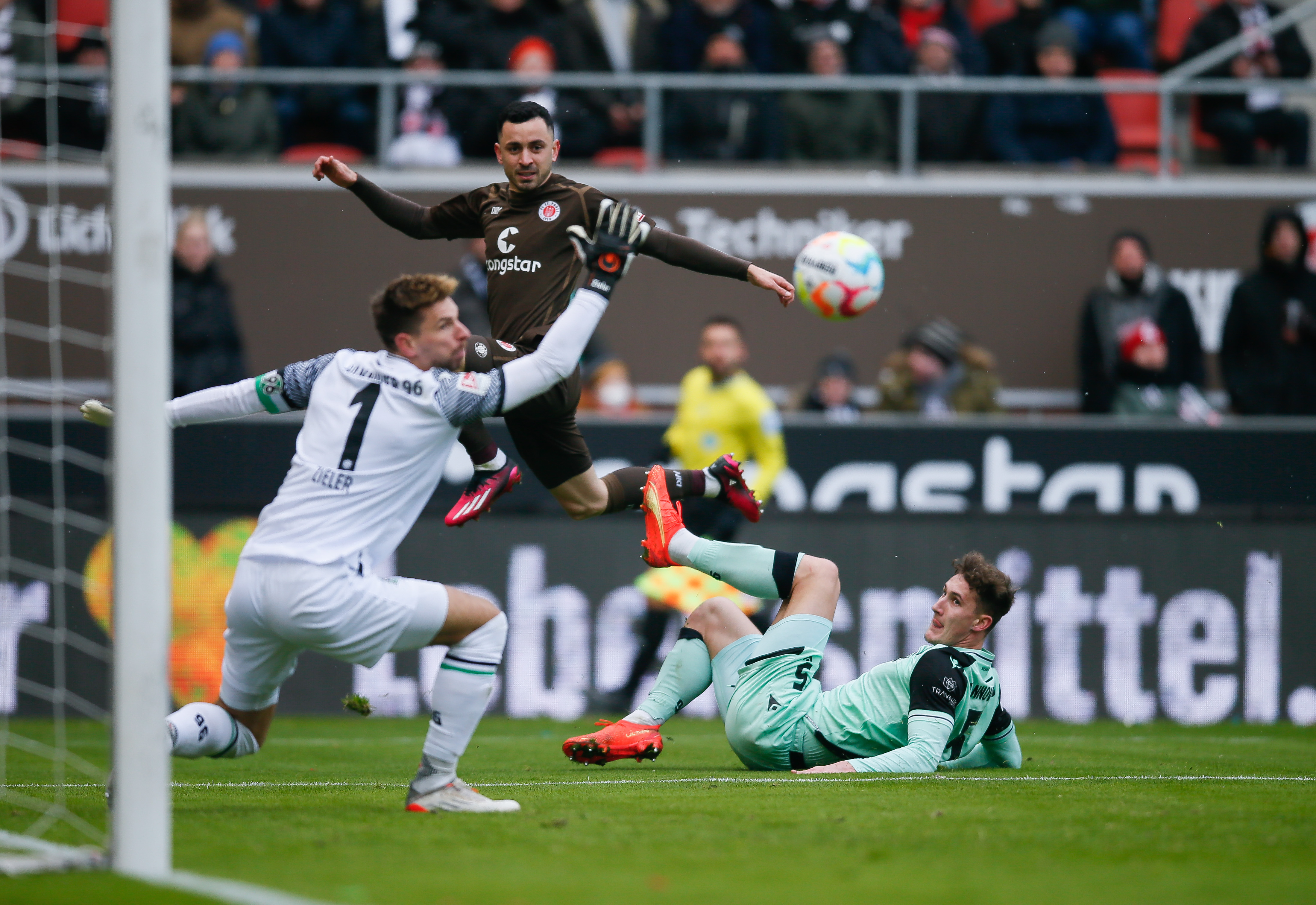 FC St. Pauli v Hannover 96 – Second Bundesliga
