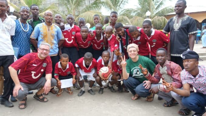 Der Fanclub von Hannover 96 in Sierra Leone.