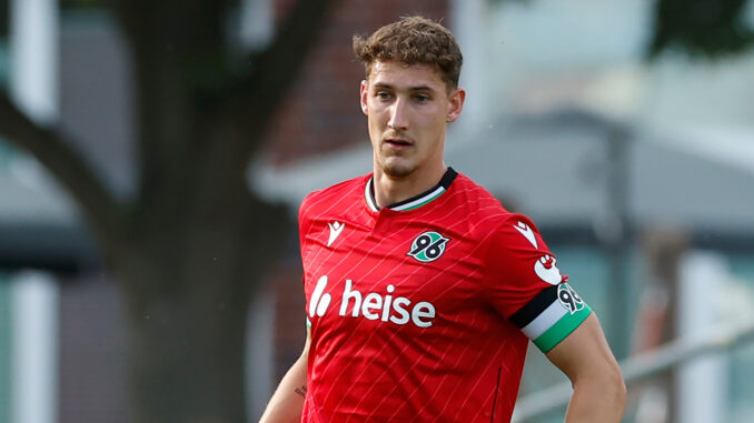 Phil Neumann steht kurz vor einem Wechsel auf die Insel. Foto: Hannover 96