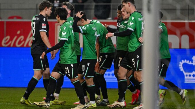 Hannover 96 gewinnt den Rückrunden-Auftakt in Regensburg.