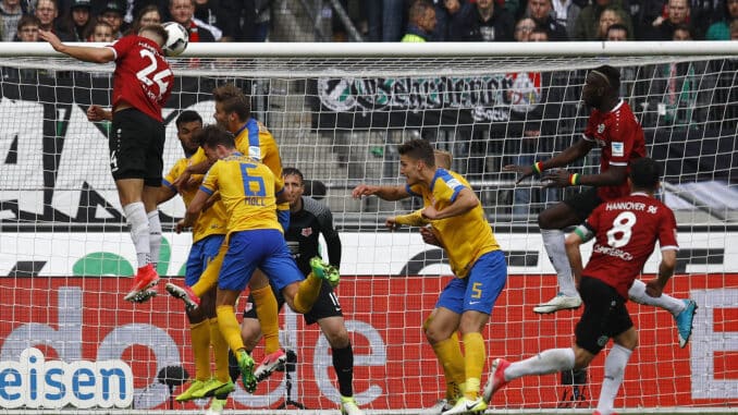 HANOVER, GERMANY - APRIL 15: Niclas Fuellkrug of Hannover shoot the Goal 1:0 during the Second Bundesliga match between Hannover 96 and Eintracht Braunschweig at HDI-Arena on April 15, 2017 in Hanover, Germany. (Photo by Joachim Sielski/Bongarts/Getty Images)